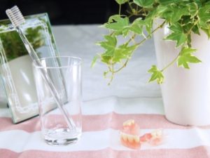 入れ歯にも汚れが付くの？～入れ歯のお手入れについて～