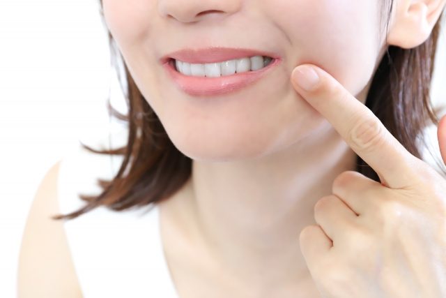 女性の口元
