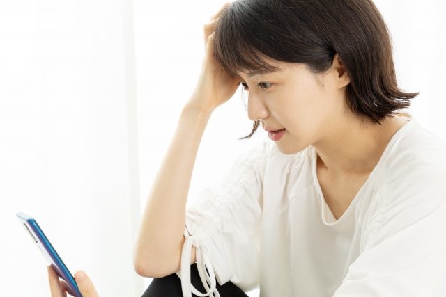悩む女性